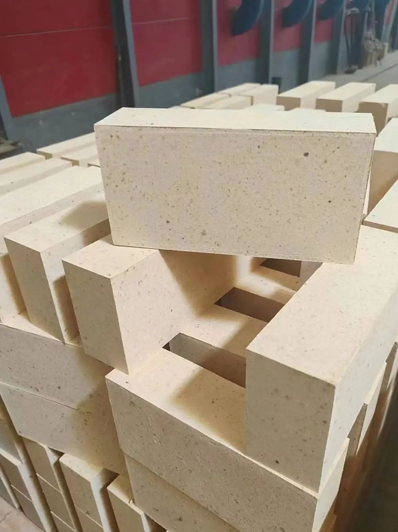 在2023年的工业领域，铝土矿作为关键的工业原料之一，其价格波动引起了广泛关注。根据最新数据，由于供应紧张和需求增加，铝土矿每吨的价格已经上涨了约15%。